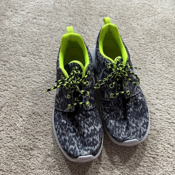 Nike Roshe Run Gray Camo w/ Neon Green Sneakers Women's Size 7.5 Running Shoes - Picture 2 of 11